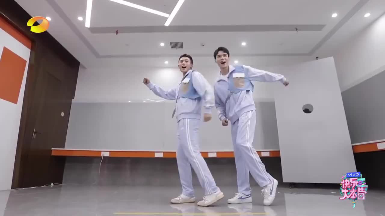 张哲瀚,龚俊唱跳海底捞生日快乐歌~ 唱跳双废同手同脚