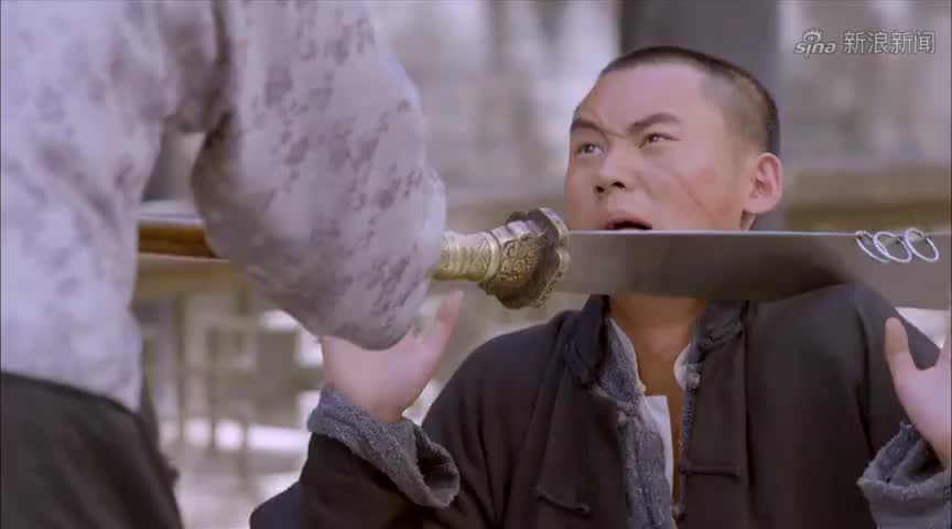 大刀记:白眼狼赶走小混混,为小伙抢回大刀,欲将他请回家治伤