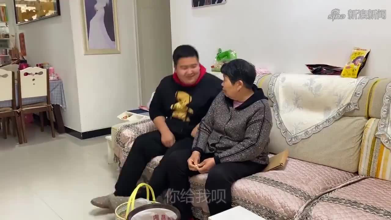 老妈不同意小伙卖房,一旁老爸看不下去,鼓励小伙还要拿钱支持他