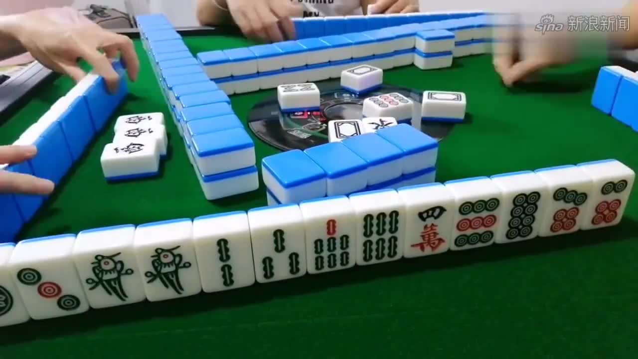 四人打麻将,其它三人嘲讽女子运气不好,结果他们输惨了