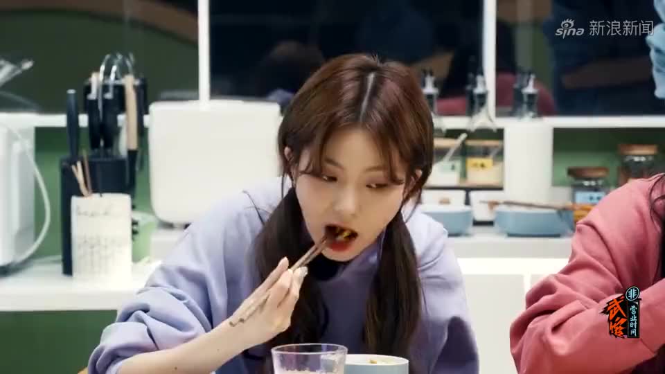 一个被演艺事业耽误的天才小厨神!王俊凯隔空翻炒番茄炒蛋,真帅