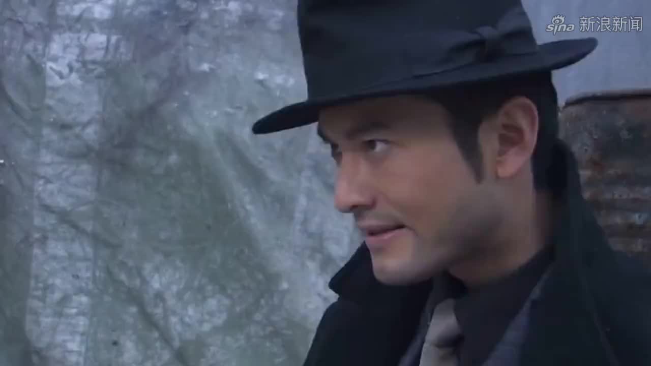 同是饰演许文强,周润发对比黄晓明这段打伞戏,一眼就能看出差距
