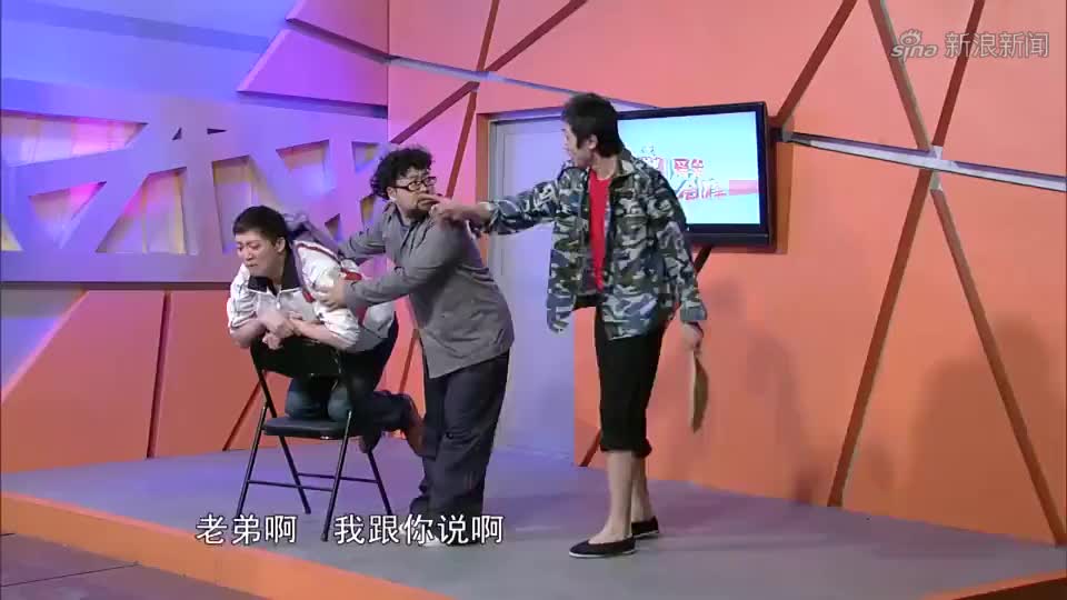 小品《楼上楼下》,张一鸣看上楼上的古筝,为接近她"不择手段"