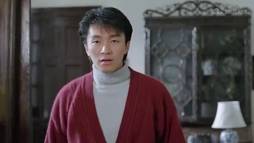 爱情公寓5:张伟追老阿姨被香蕉皮绊倒,躺在大力怀里好开心!