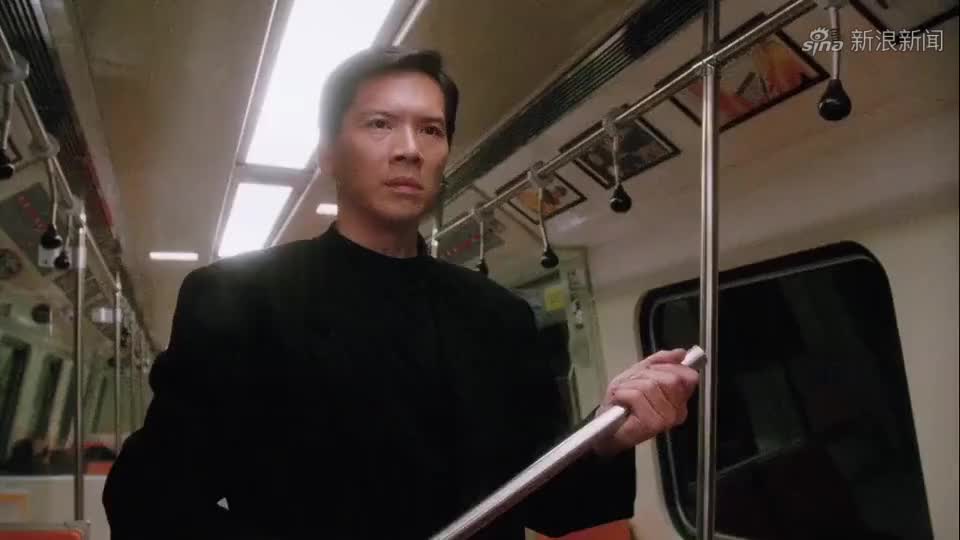 龙五不愧是超级保镖,刀仔花瓶刚举起来,他的枪立马对准他