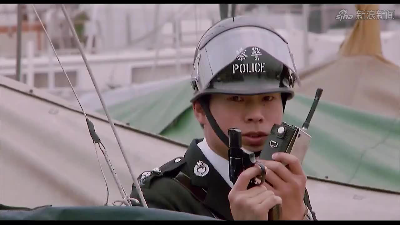 星爷被大傻绑做人质,不料警察连开三枪,星爷真是躺着也中枪