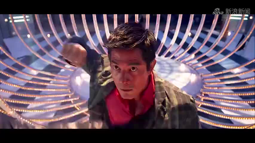 郭富城仗着自己是飞刀奇侠,跟敌人比扔飞刀,结果输惨了