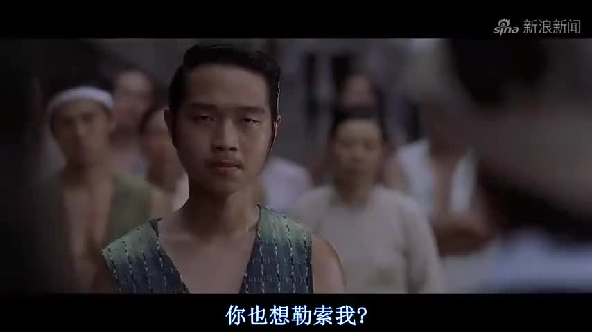 酱爆嘴上说着不怕斧头帮大哥勒索他,牙齿却发震,真的是好演员