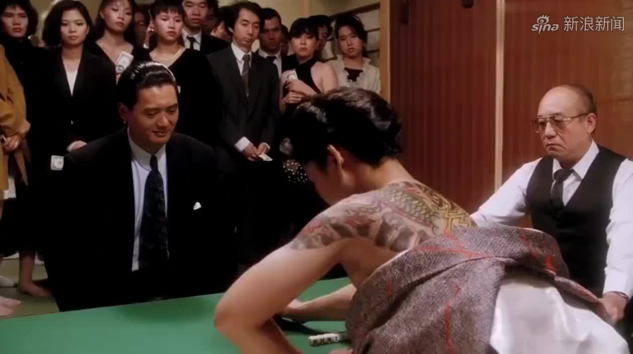 赌神:跟我发哥摇骰子,竟还嚣张脱衣露纹身,花臂大姐被教做人