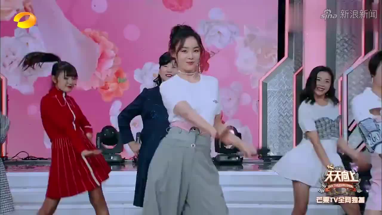 杨迪爆笑扮演女装,这假发略显有点潦草啊,王一博钱枫笑疯了!