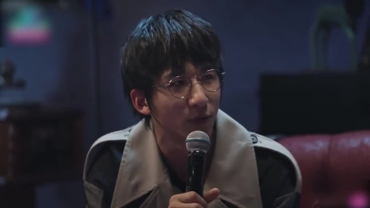 音乐诗人唐汉霄在直播talk中谈到了之前跟the9的比赛