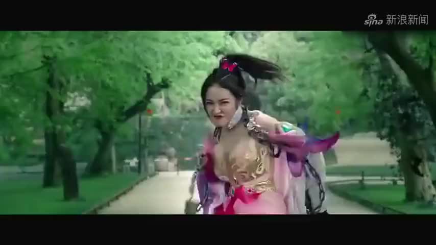 潘春春在洗脸,却被后面的蒙面人从后面偷袭到昏迷.