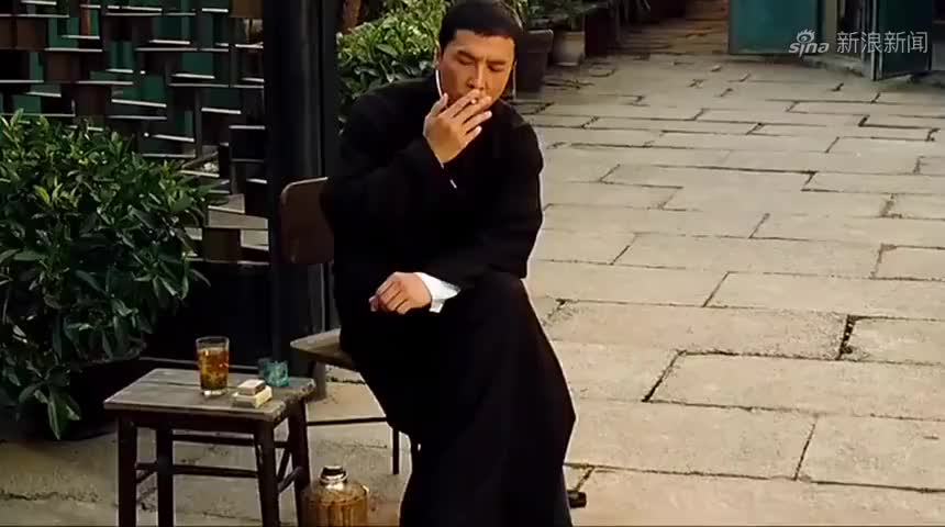 甄子丹:为拍叶问,学抽烟,跷二郎腿,回家还被老婆骂!