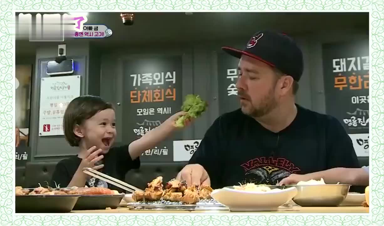 爸爸宋一国吃生虾,宋民国想吃又不敢吃,太可爱了