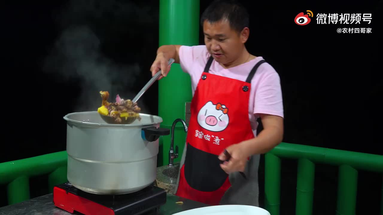 农村四哥抓10斤大鹅做广味"菠萝鹅"