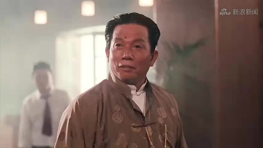 洪金宝还想偷袭刘家仁,结果自己的脸往人家的脚上撞,挨了顿打