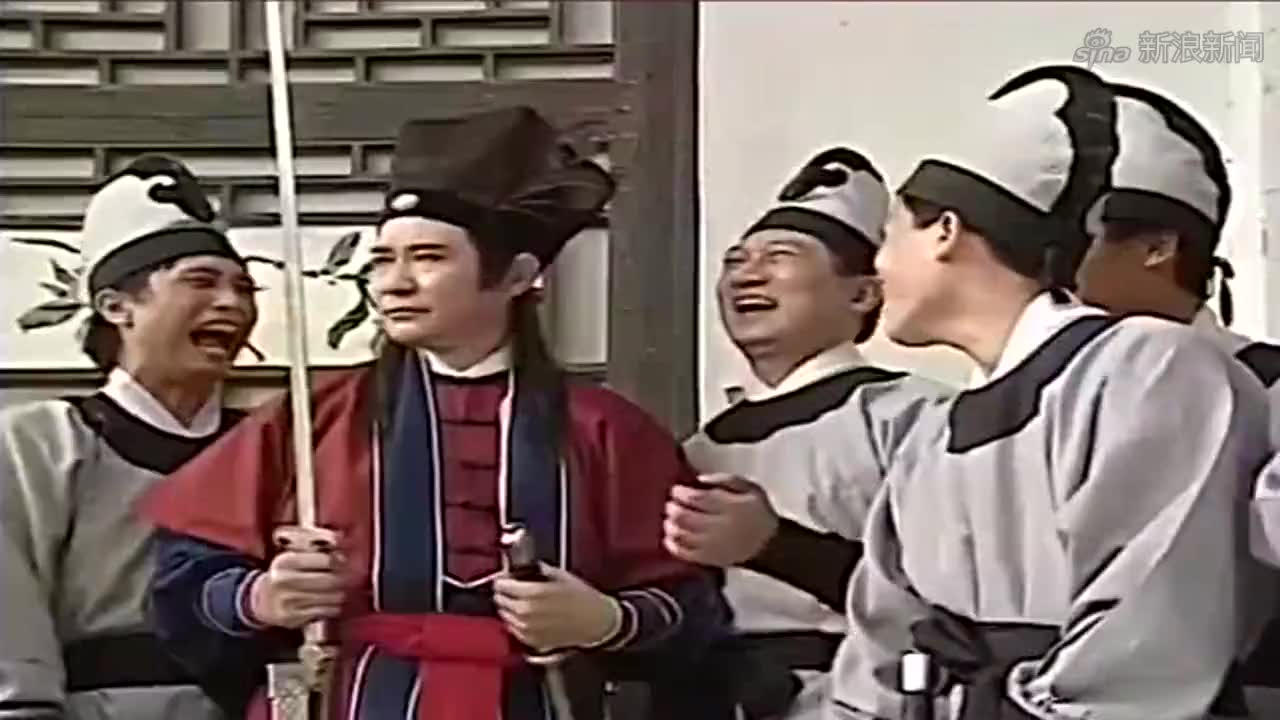 许仙向白素贞讲起了小时候的遭遇,白素贞很认真的听着