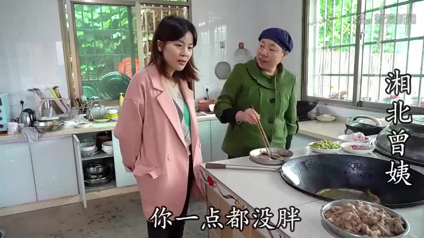 婷宝来家做客,曾姨做了几个拿手菜,把旁边的儿子孙子都馋坏了