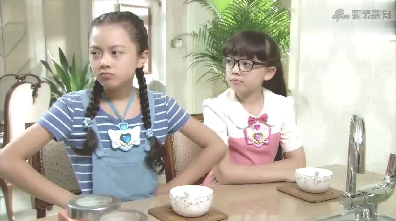巴啦啦小魔仙:俩姐妹为看电视争吵,小蓝说俩姐妹要互相包容