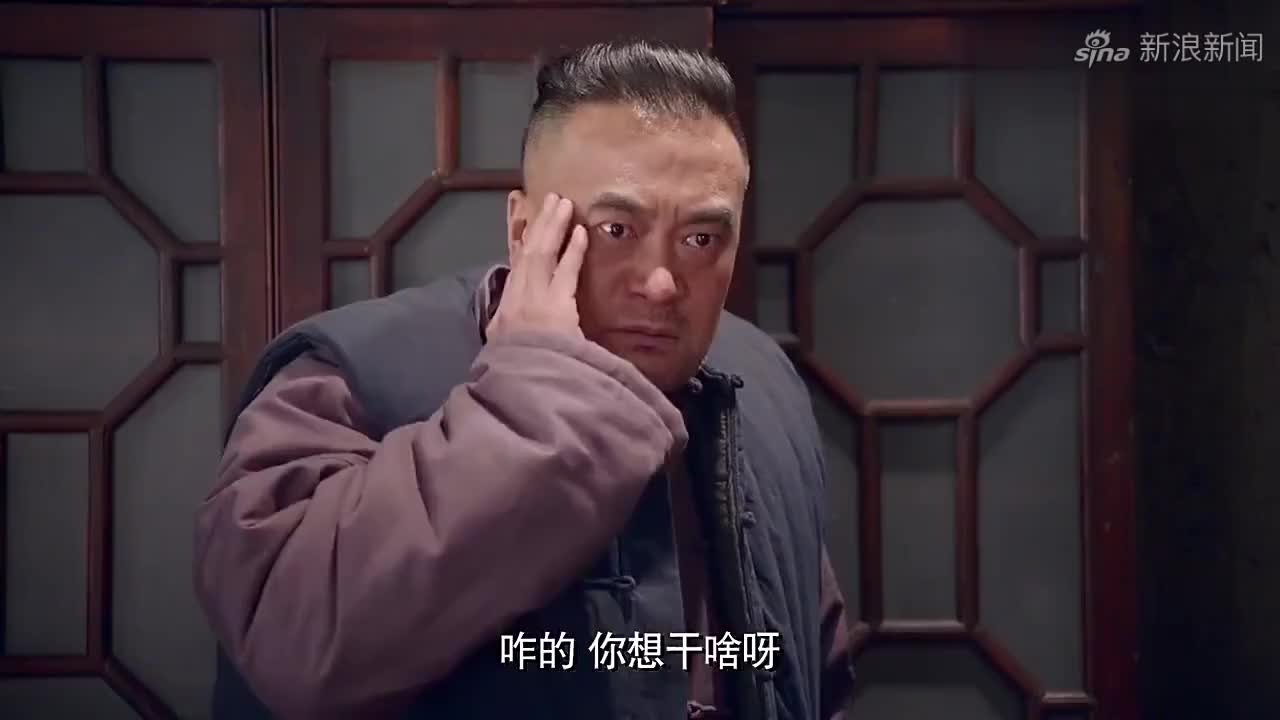 林海雪原:蝴蝶迷郑三炮搞偷袭,逃跑遇到悬崖,俩人跳了下去