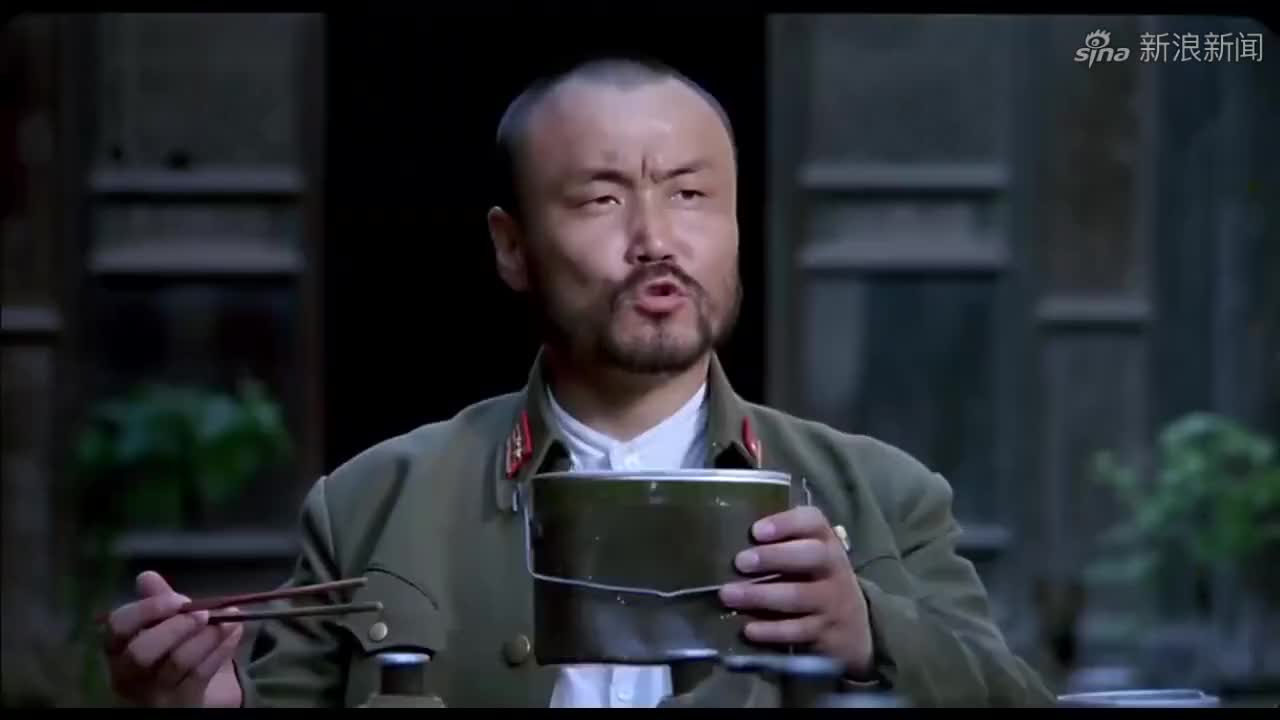 举起手来:鬼子军官口味独特,吃猪食吃的超级香,还大赞好吃