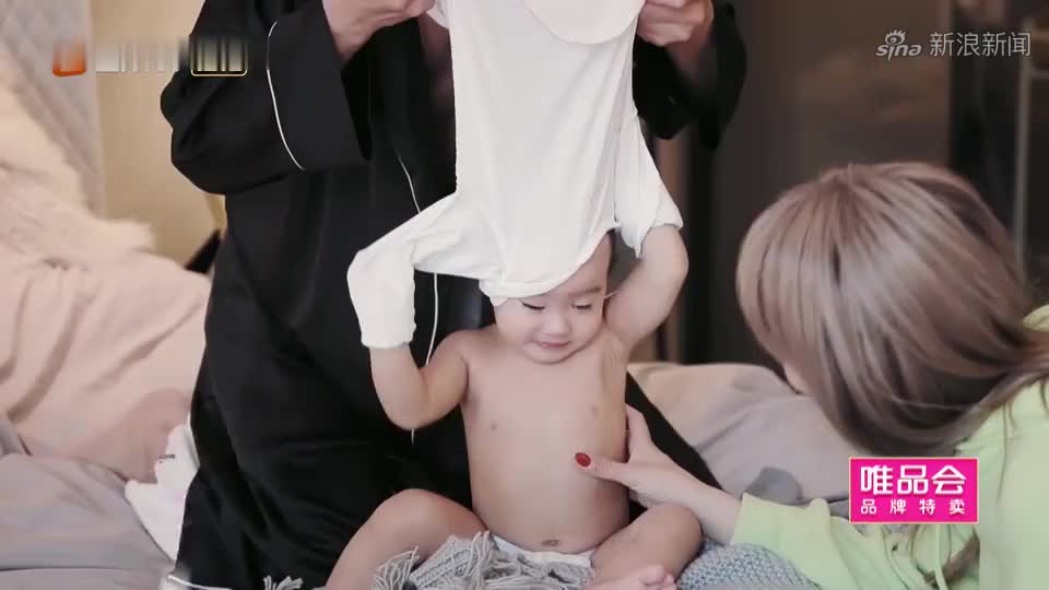 姜潮麦迪娜为儿子办百日宴丹尼尔带墨镜萌态十足