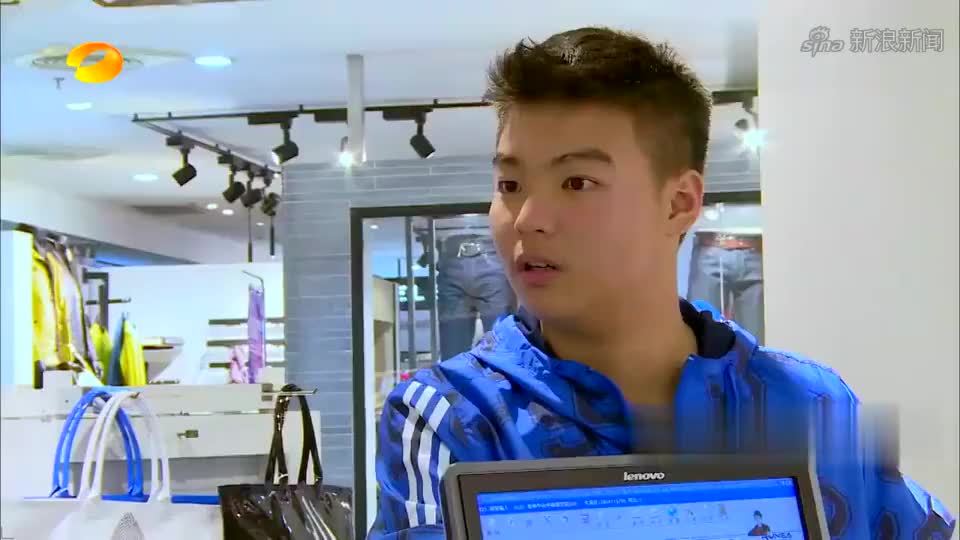 变形计:爸爸不给儿子买衣服,梁佳铭不顾镜头,直接就动手!