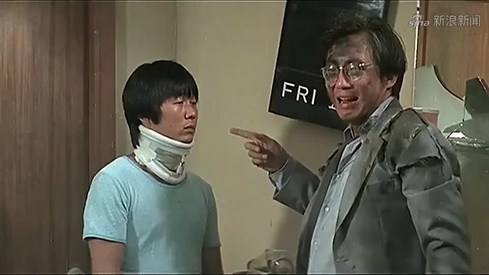 许冠英在桌子下面藏人,没想到许冠文进来了,这手是长腰子上了么