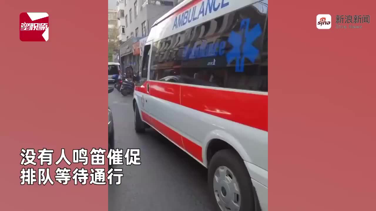 救护车闪警报灯停路边致拥堵,被堵车辆排队等通行,得知真相怒了