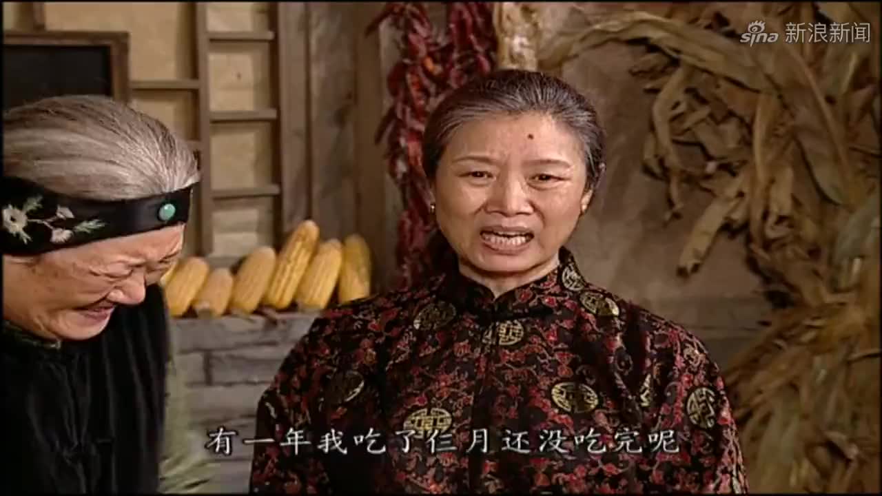 地下交通站:这俩老太太站在一起太逗了,竟也能聊到一起去