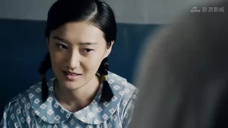 傻柱和海棠在屋里听唱片机被秦淮如听到,看有人过来,她立马离开