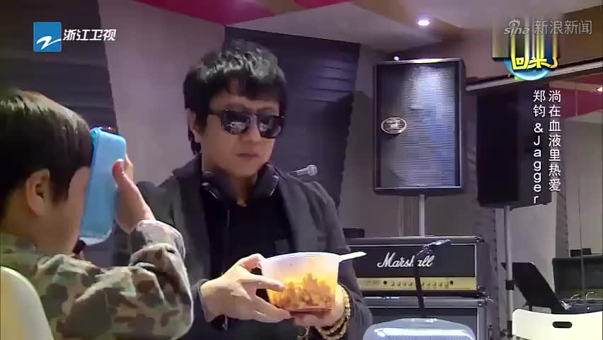 jagger听摇滚入迷,不愧是郑钧的儿子,摇滚流淌在血液里