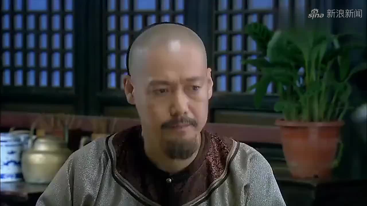 新还珠格格:三个姑娘被侍卫押送,侍卫的态度不好踹倒紫薇