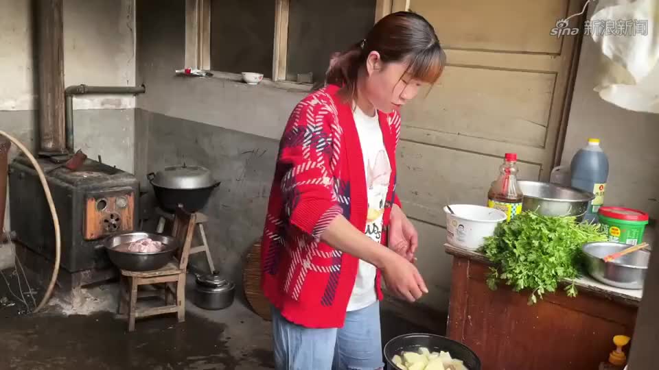 大姐要回娘家,丹丹提前烧好饭菜有汤有肉,让大姐也能吃个现成饭