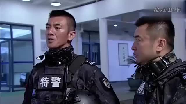 红问号:男子与歹徒搏斗,不敌歹徒,还好警方赶到