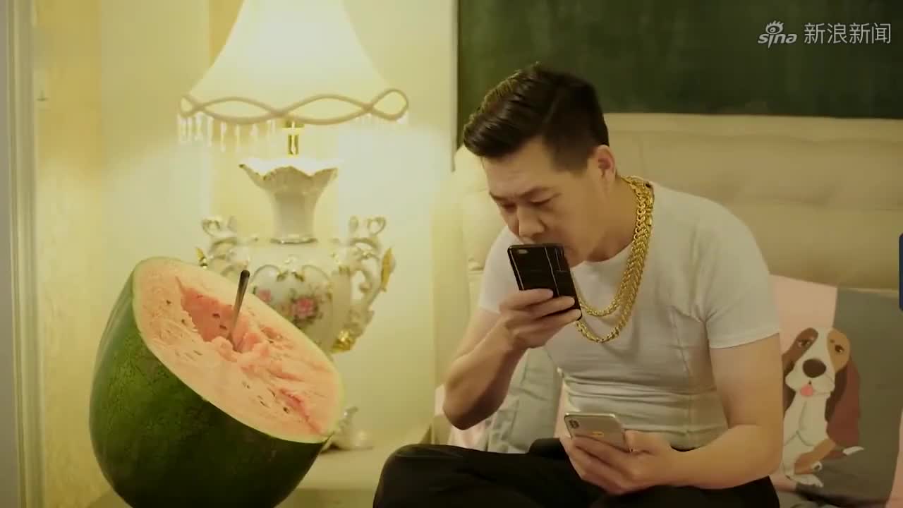 乡村爱情:闪电哥也有麻烦,吃着西瓜看直播,突然没钱刷礼物了