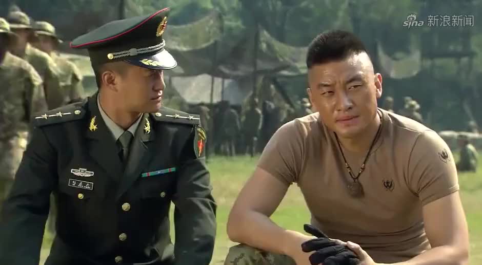 察猜为弟报仇参加特种兵,与晨光在军营相遇,好兄弟要并肩作战!