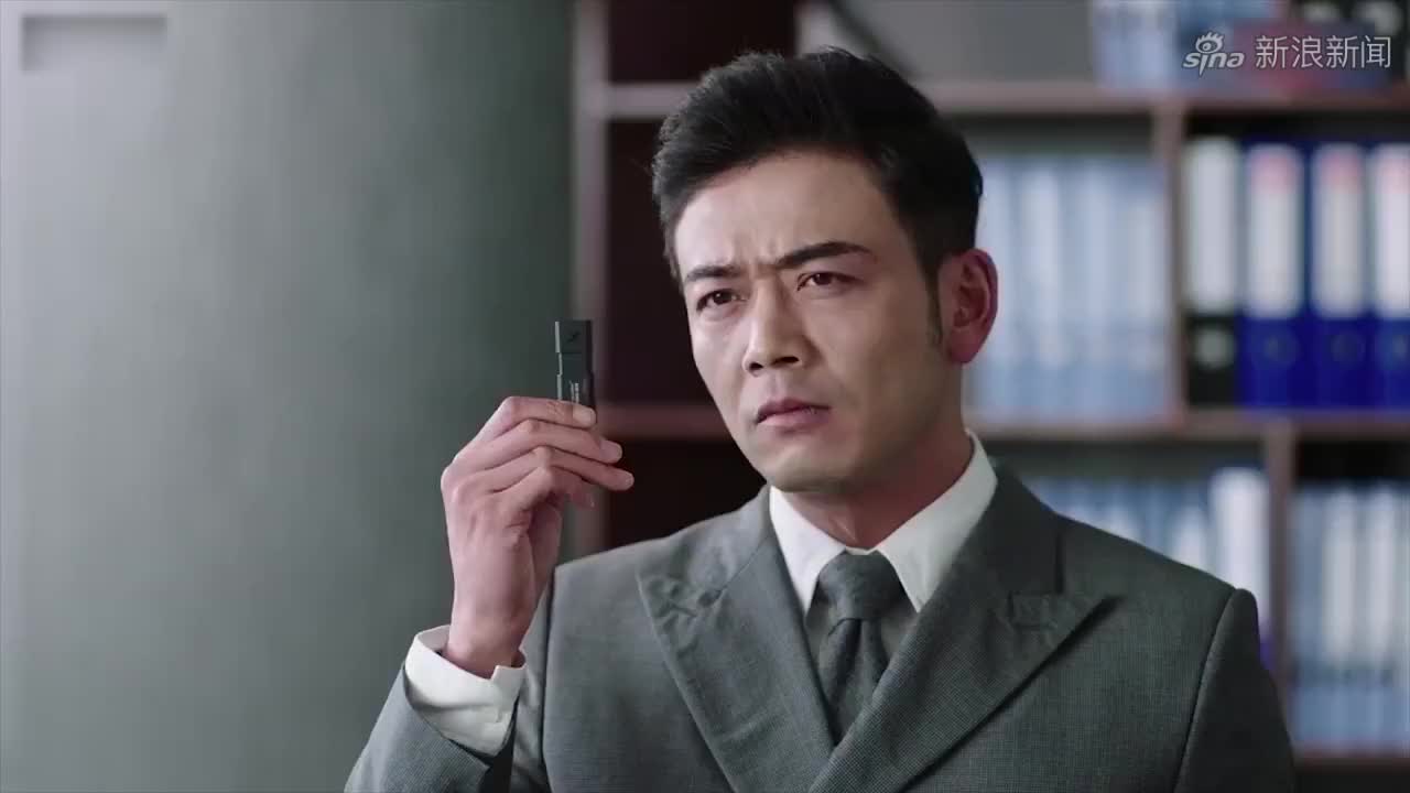 小员工去看新的总裁,谁知道是自己的仇人,小员工当场就离职不干