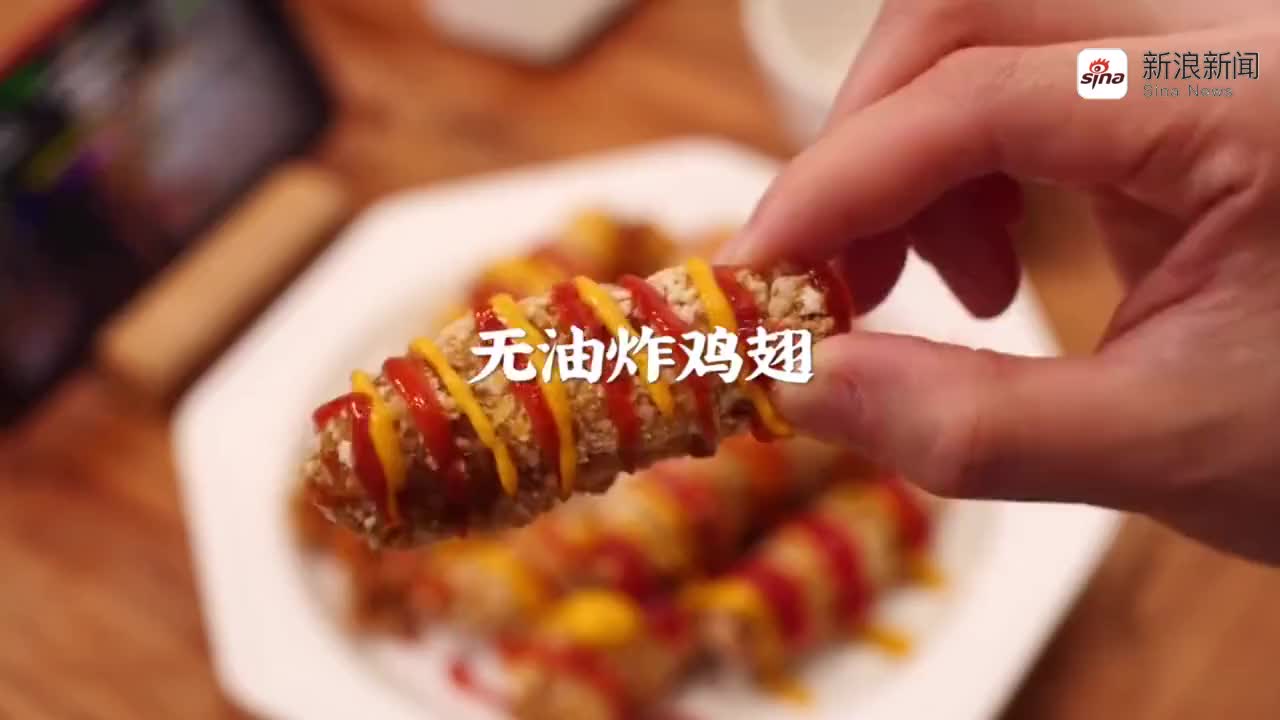 秋妹做了一只炸鸡,裹上面包糠打上鸡蛋清,抱着就啃的感觉太爽了