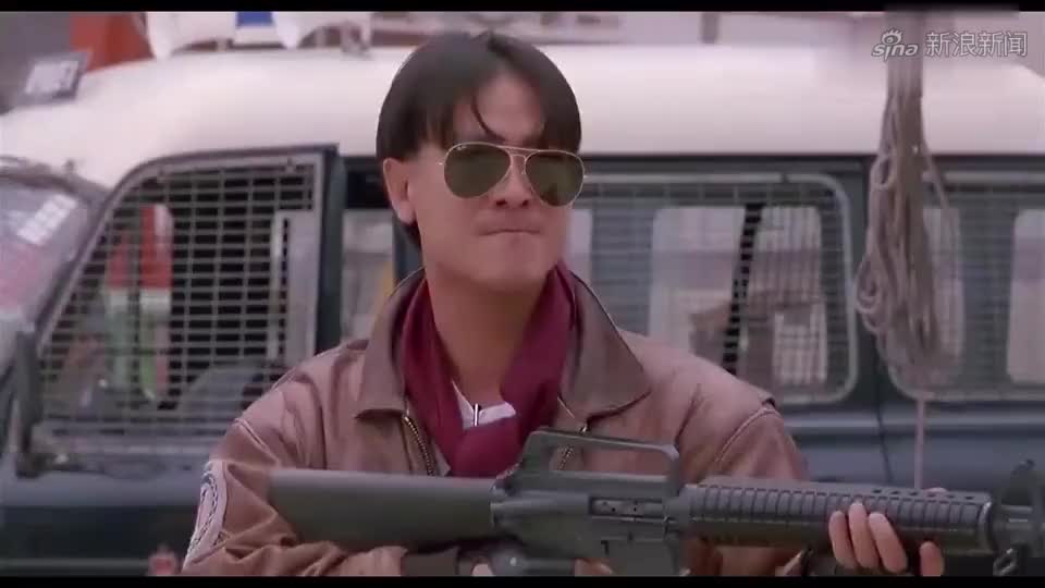 霹雳先锋:李修贤扫射氧气罐,劫匪投降了,对李修贤竖起大拇指