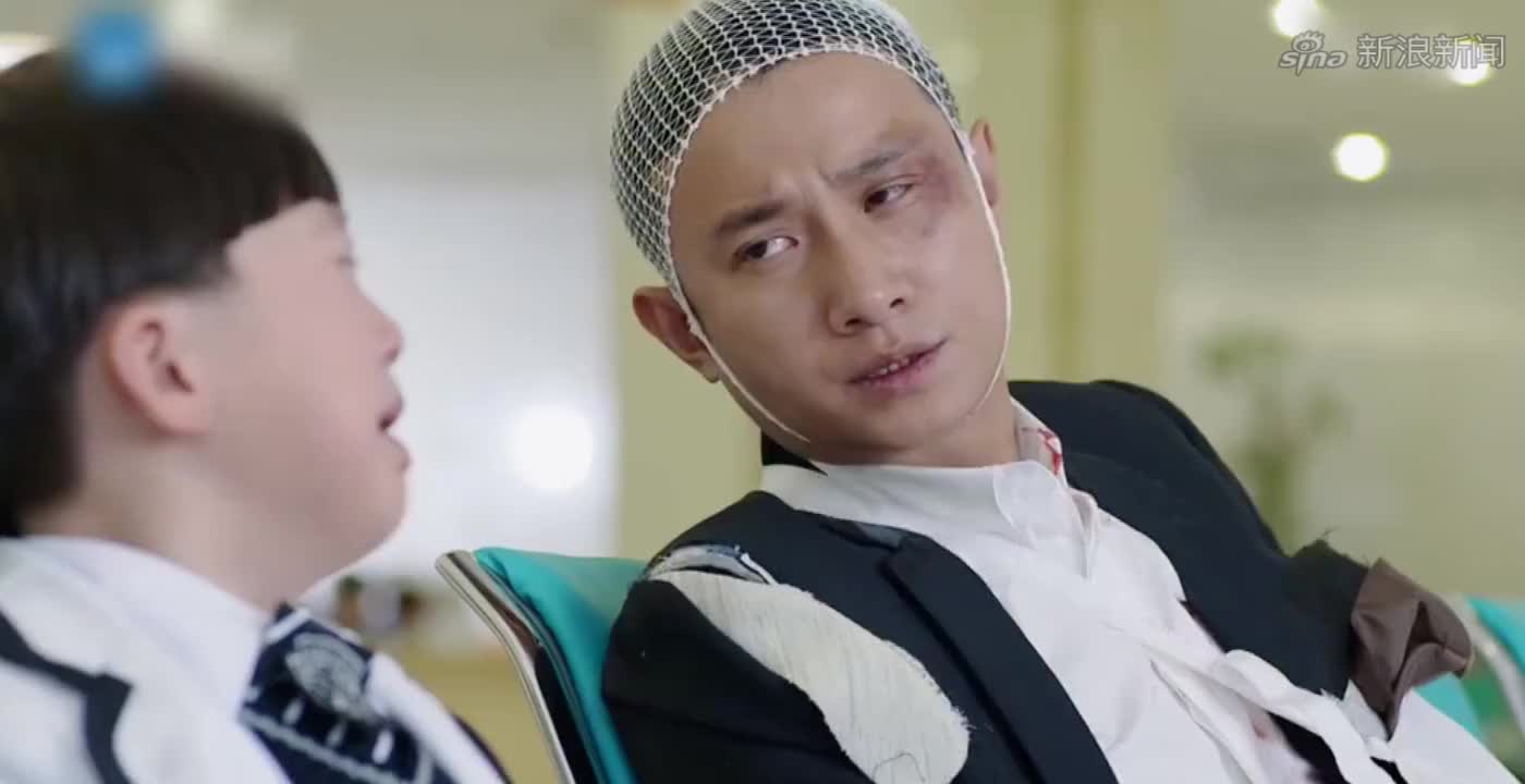 儿子和同学打架,爸爸跑到学校和同学爸爸理论,最后打了起来!
