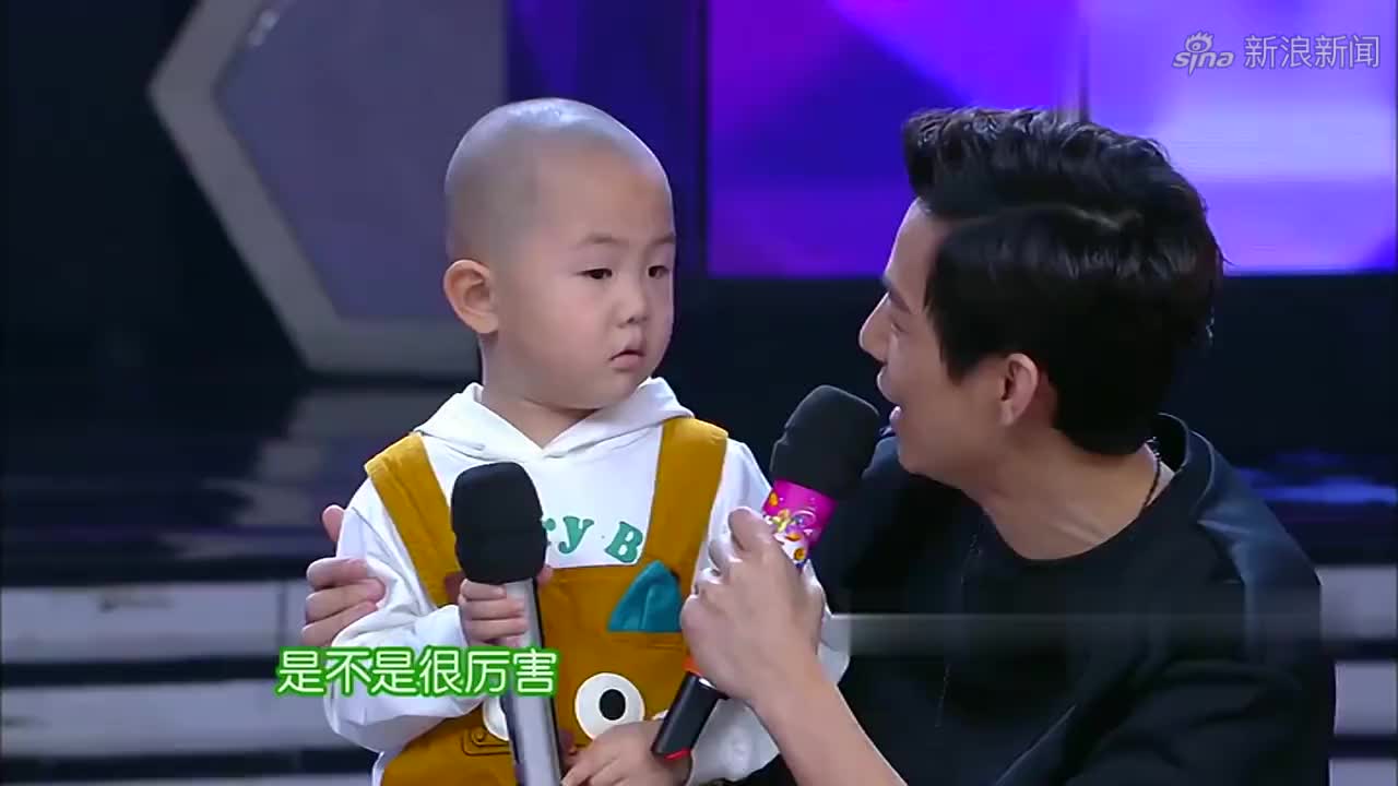 "父子俩"慢动作起床,张峻豪动作超级萌,李鑫却像是得了病