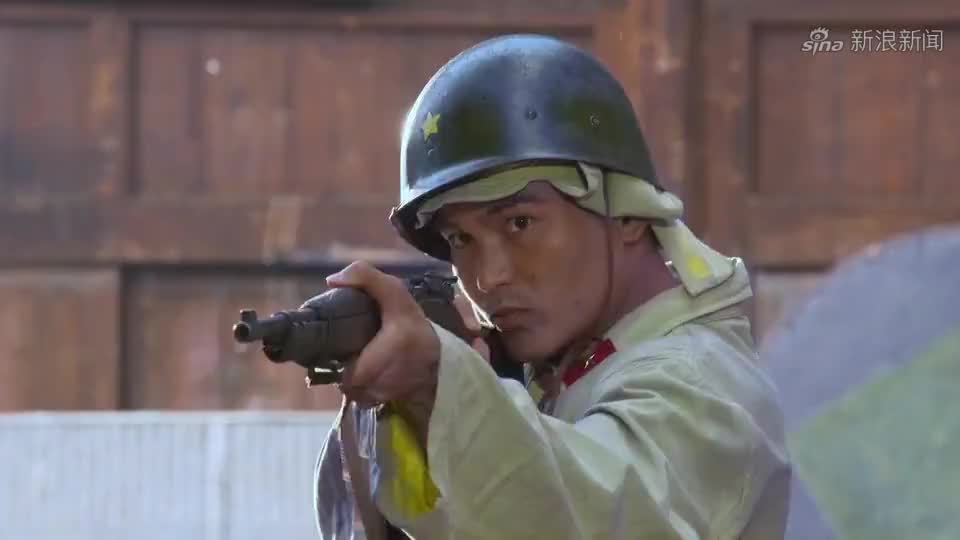 踏破硝烟:张师傅打倒鬼子抢下手雷,没想到被另一名鬼子发现