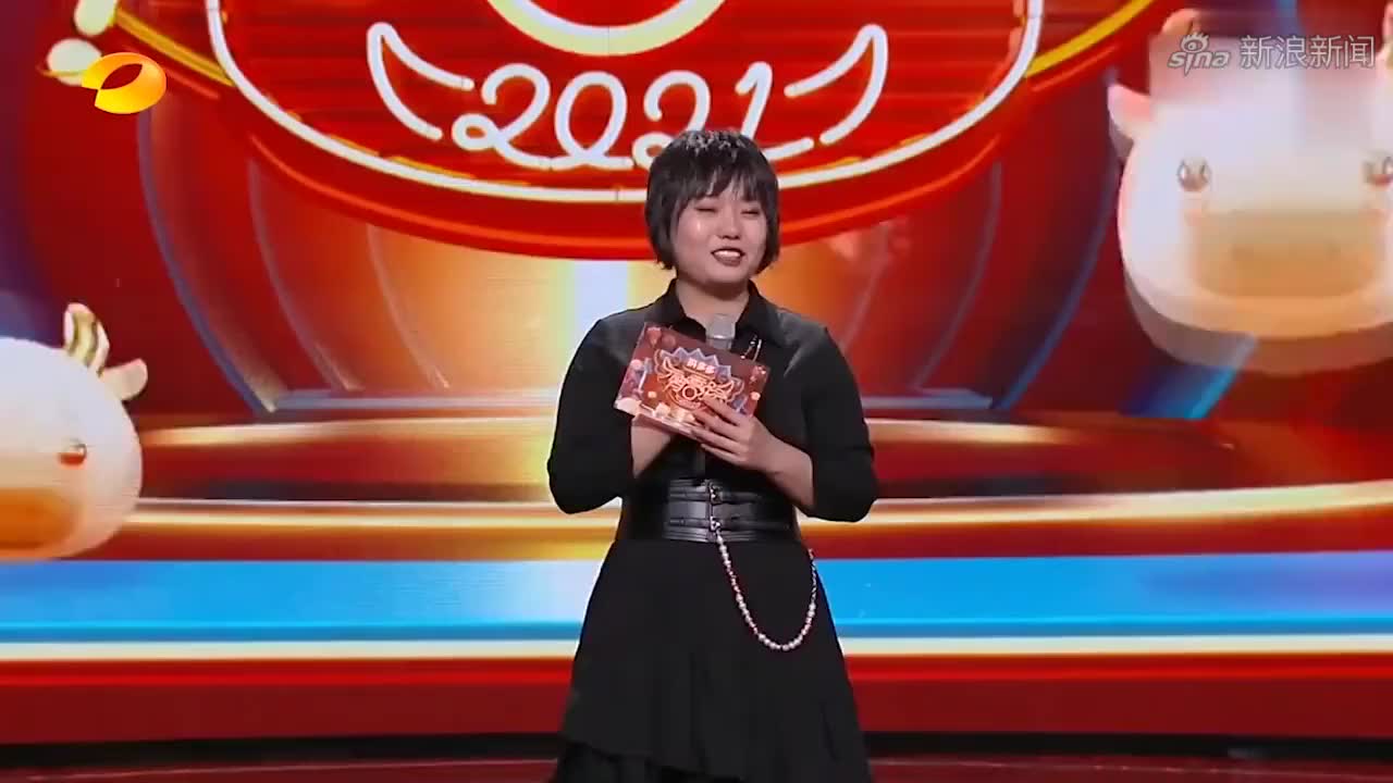李雪琴说话有多逗?与潘长江搭档小品张嘴就是包袱,把观众乐坏了