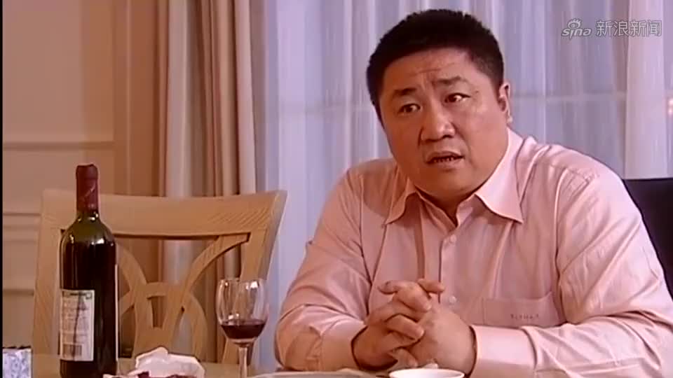 马大帅:小蒙和刘大脑袋吃晚餐,服务员用牙开红酒,吓坏刘大脑袋