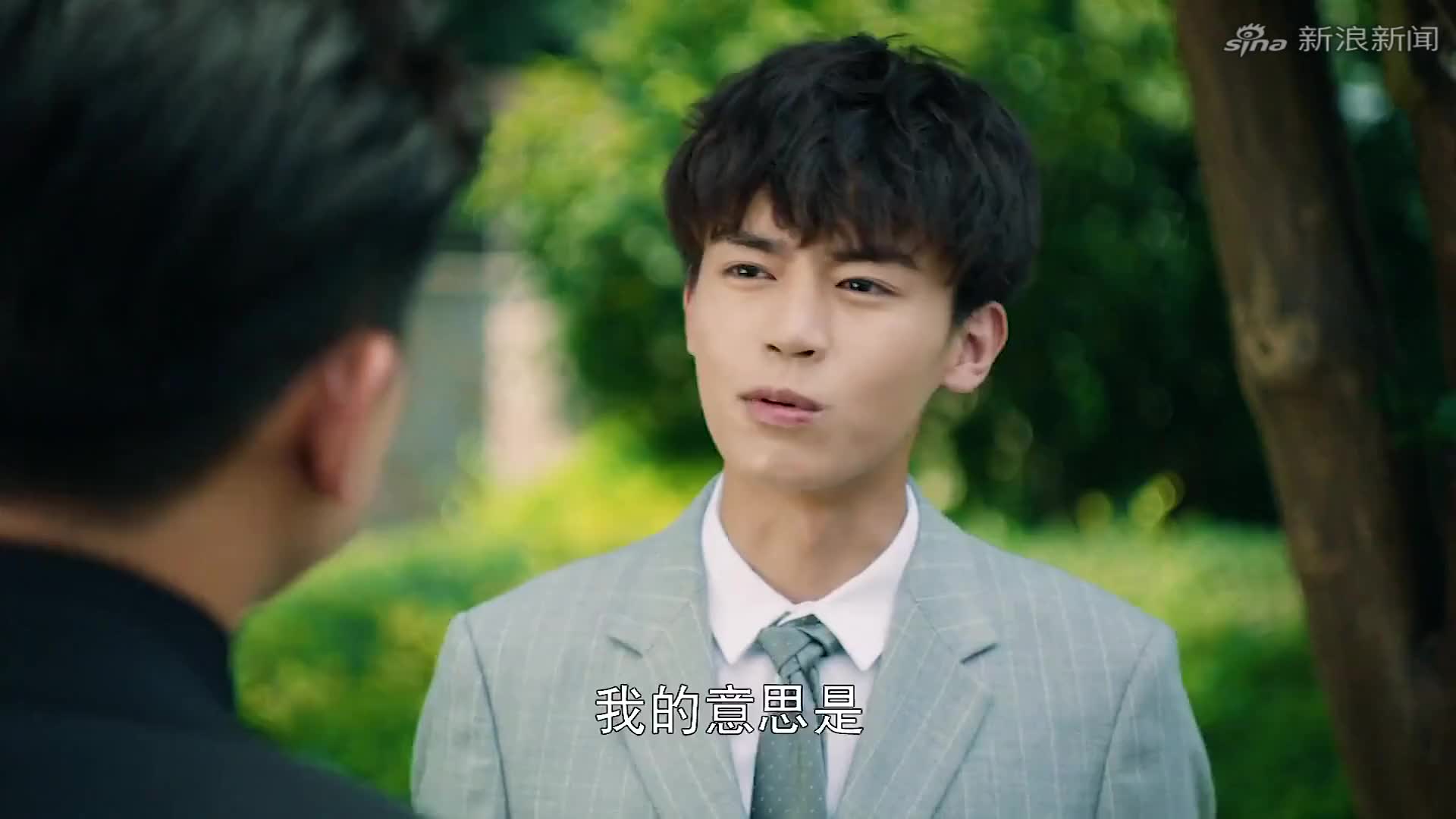 叶坤为了保护李遥逃跑,自己身份暴露,还被抓