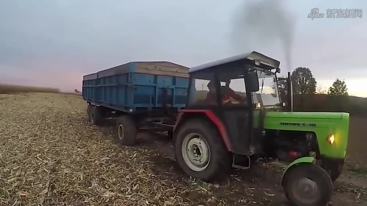 疯狂的无敌拖拉机,拖着几节车厢拔上坡!