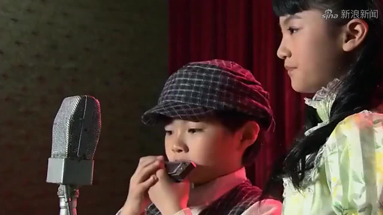 小杰在病房外面吹口琴给爸爸打气,爸爸竟真的有反应了,太感人了