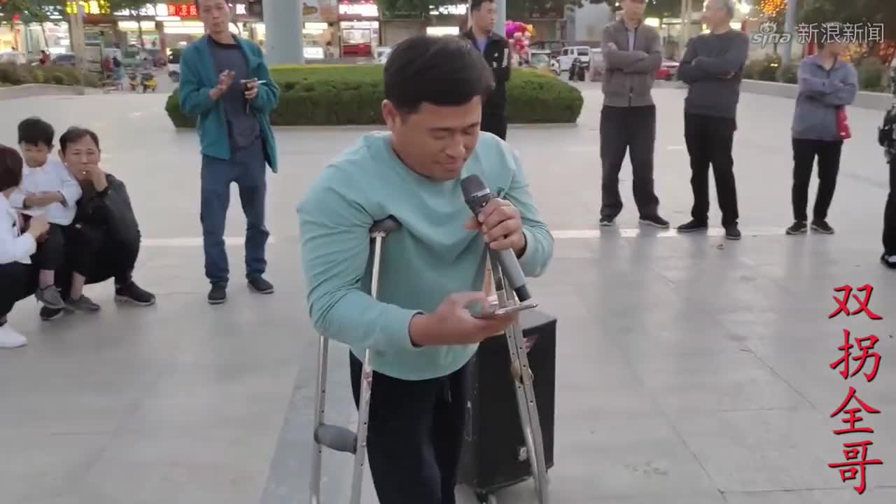 残疾大哥广场演唱《又见山里红》,大爷为伴舞,围观群众掌声不断