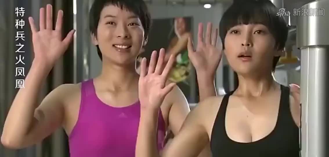 火凤凰:换上便装的女特种兵们气势不输空姐,机场t台